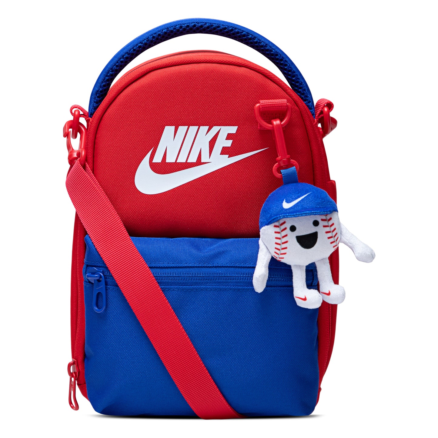 Boite à lunch - Nike rouge et bleue avec logo blanc, poche avant zippée, porte-clés peluche balle de base-ball, vue de face.