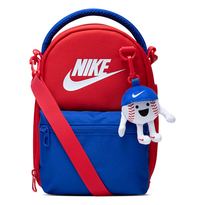 Boite à lunch - Nike rouge et bleue avec logo blanc, poche avant zippée, porte-clés peluche balle de base-ball, vue de face.