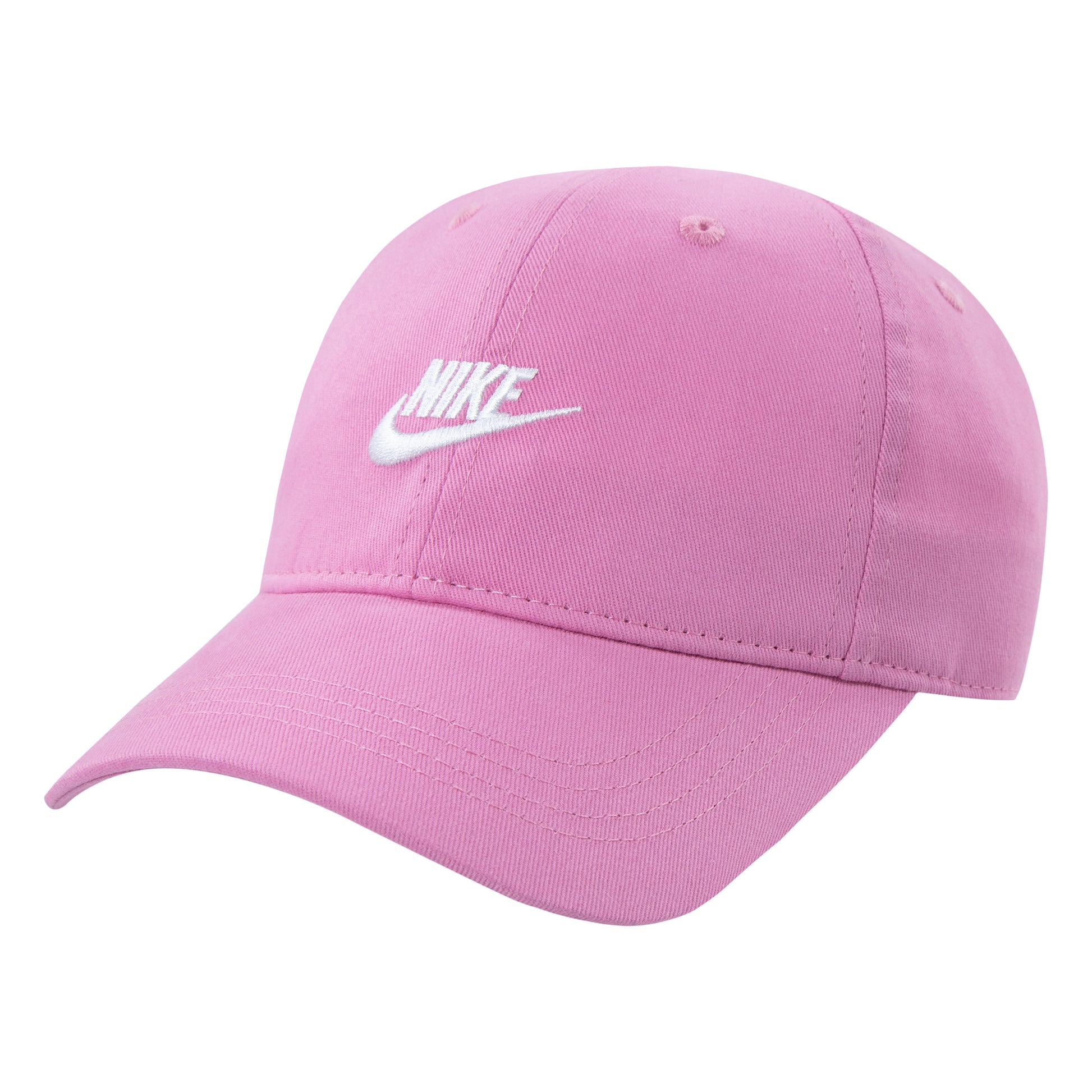 Casquette - Nike rose en coton 100% avec logo blanc brodé, ajustable, pour fille, vue de trois quarts.