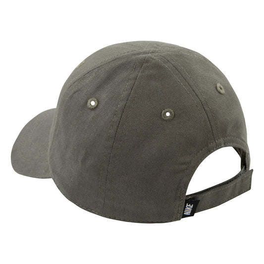 Casquette - Nike en coton gris foncé avec fermeture ajustable, pour garçon, vue de dos avec détails coutures et œillets.