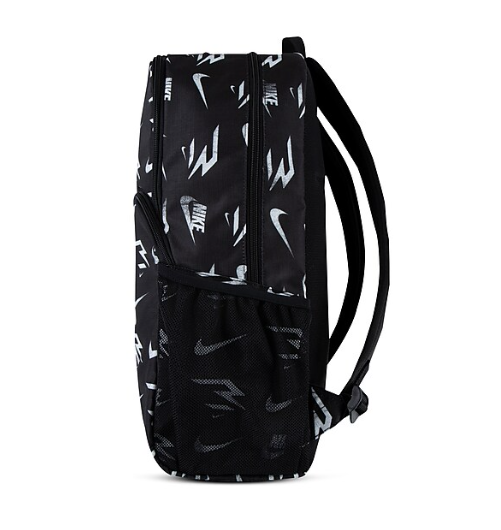 Sac à dos - Nike noir avec motif logo blanc, tissu polyester, poches latérales en mesh, vue de profil gauche.