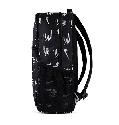 Sac à dos - Nike noir avec motif logo blanc, tissu polyester, poches latérales en mesh, vue de profil gauche.