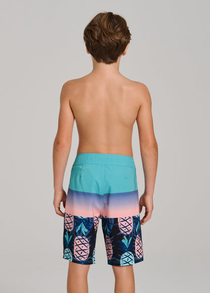 Maillot de bain - Northcoast short garçon bleu turquoise dégradé rose avec motifs ananas, vue de dos sur mannequin enfant.