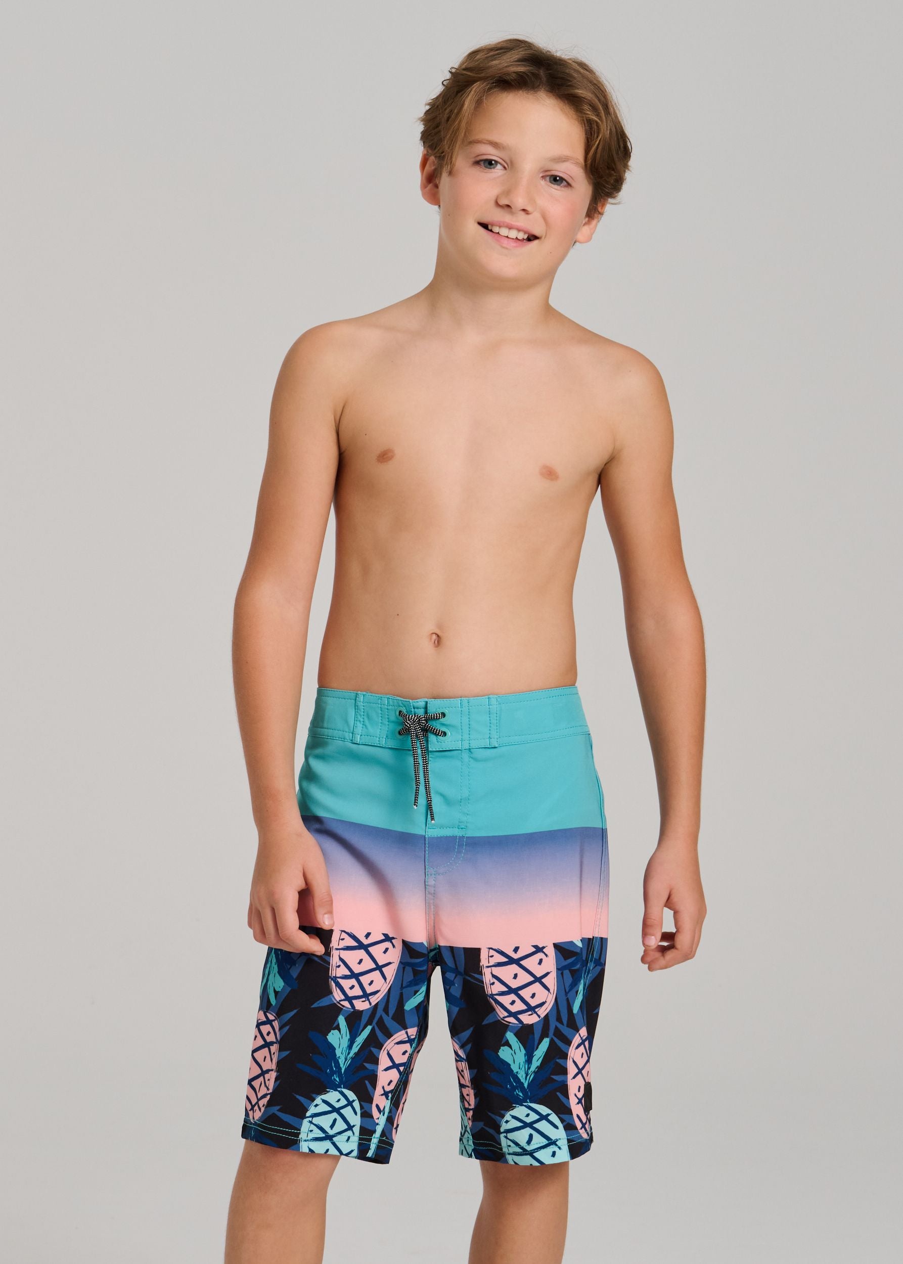 Maillot de bain - Northcoast culotte filet ajustable bleu et rose avec motifs ananas, garçon, porté sur mannequin, vue de face.