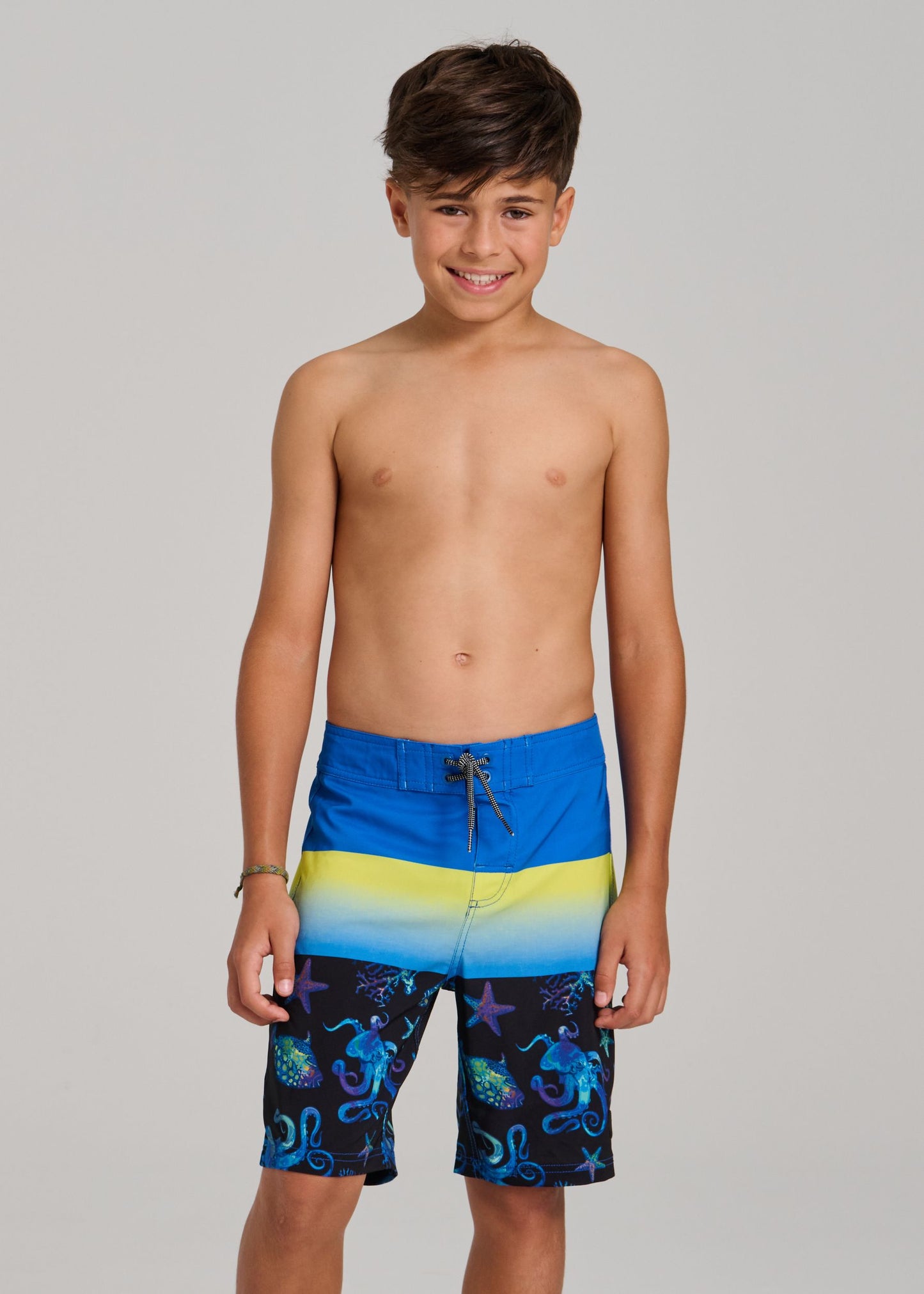 Maillot de bain - Northcoast short garçon bleu jaune avec motifs marins ajustable, porté de face sur mannequin enfant.