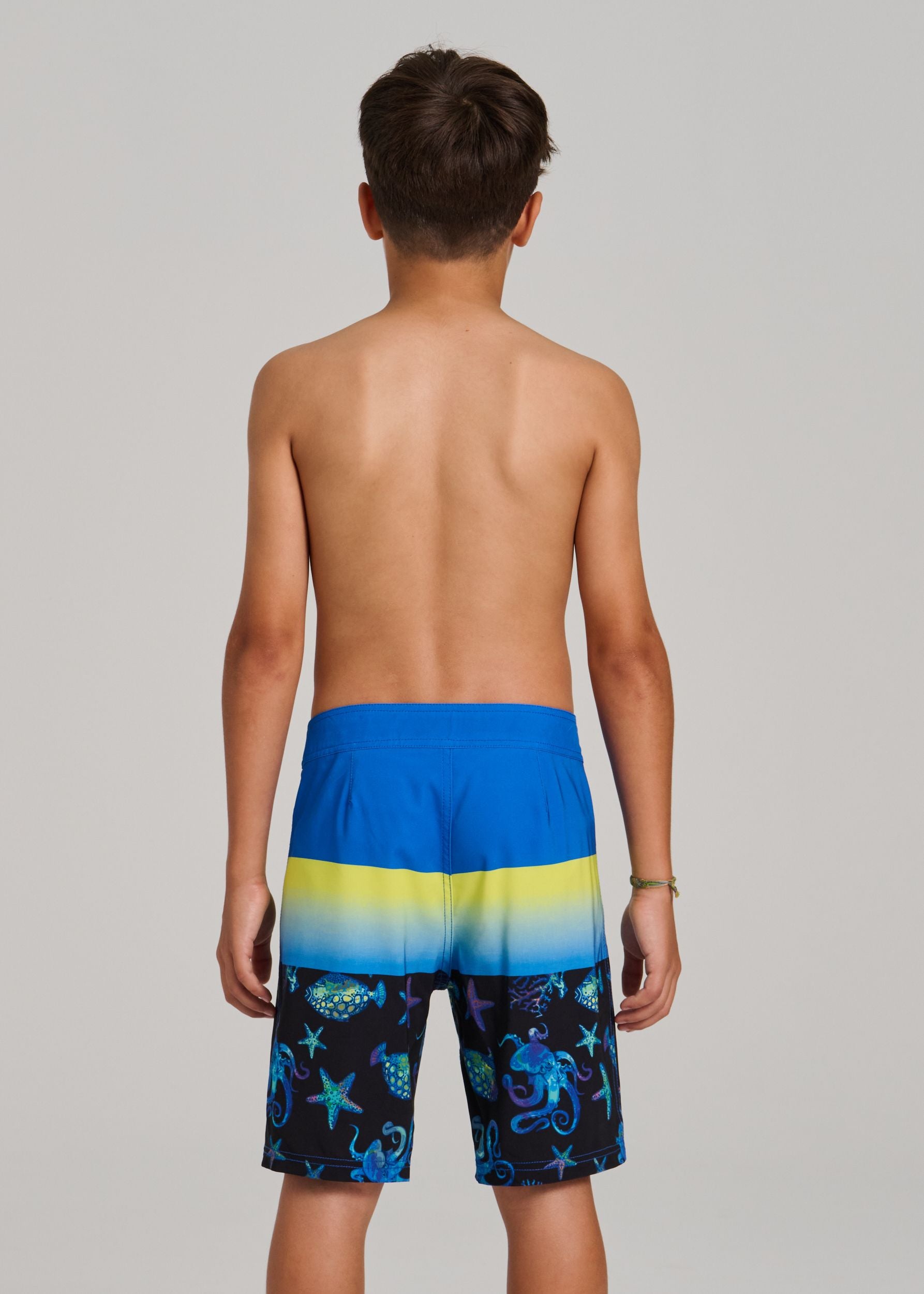 Maillot de bain - Northcoast culotte filet ajustable bleu et jaune avec motifs marins, pour garçon, vue de dos porté sur mannequin.