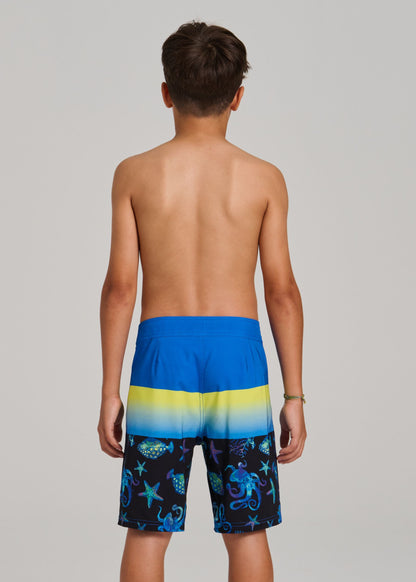 Maillot de bain - Northcoast culotte filet ajustable bleu et jaune avec motifs marins, pour garçon, vue de dos porté sur mannequin.