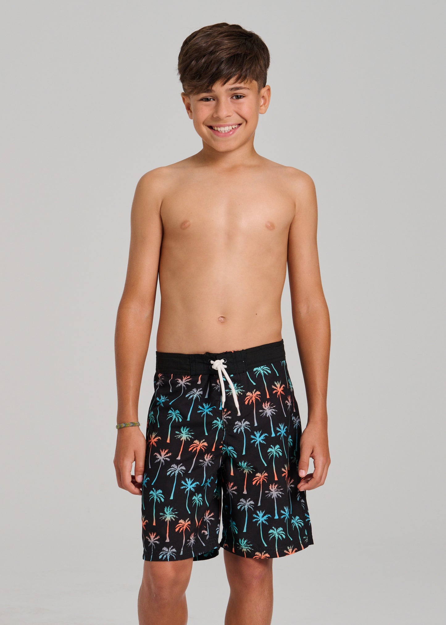 Maillot de bain - Northcoast noir à motifs palmiers multicolores, style culotte filet, garçon, porté sur mannequin vue de face