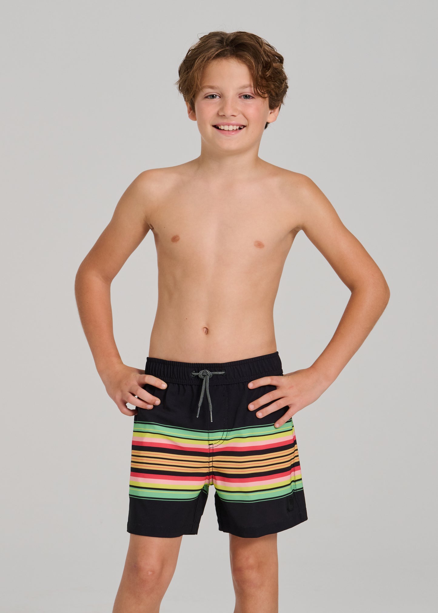 Maillot de bain - Northcoast garçon short noir avec rayures multicolores horizontales, taille ajustable, porté de face.