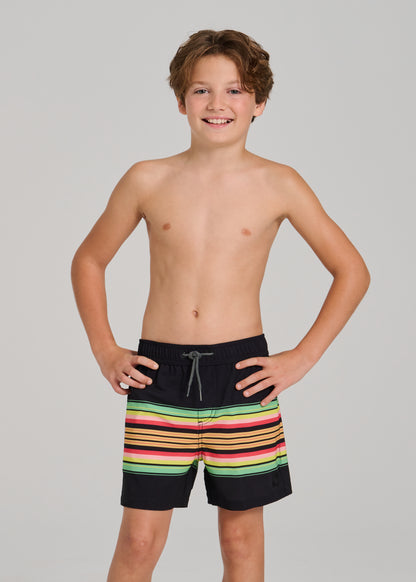 Maillot de bain - Northcoast garçon short noir avec rayures multicolores horizontales, taille ajustable, porté de face.