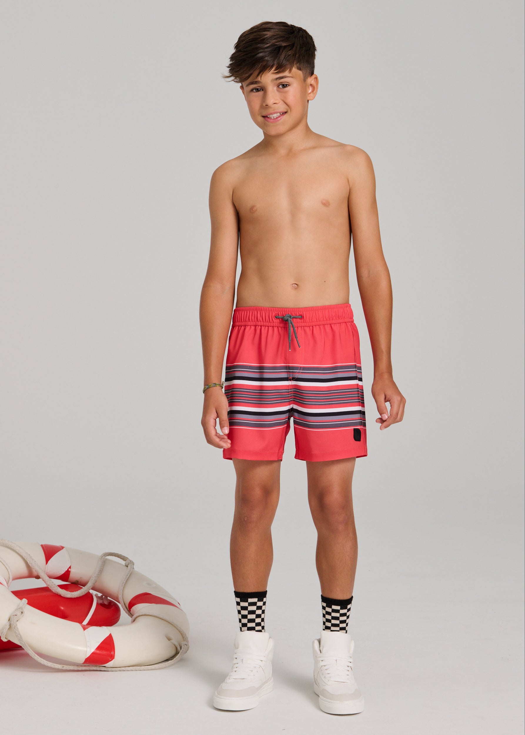 Maillot de bain - Northcoast rouge rayé bleu et blanc, tissu extensible, garçon, porté de face, modèle court avec cordon ajustable.