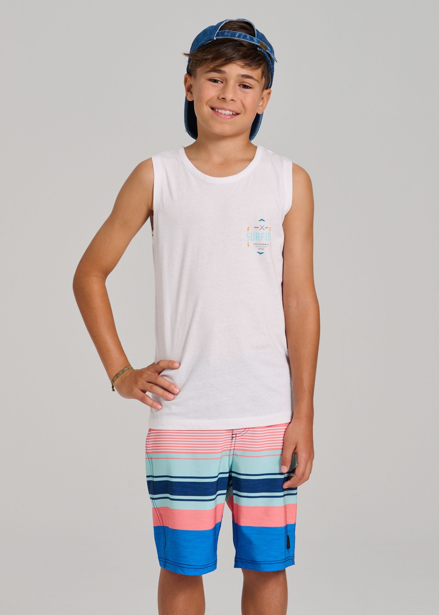 Maillot de bain - Northcoast short rayé bleu, rose et vert pour garçon, porté sur mannequin, vue de face