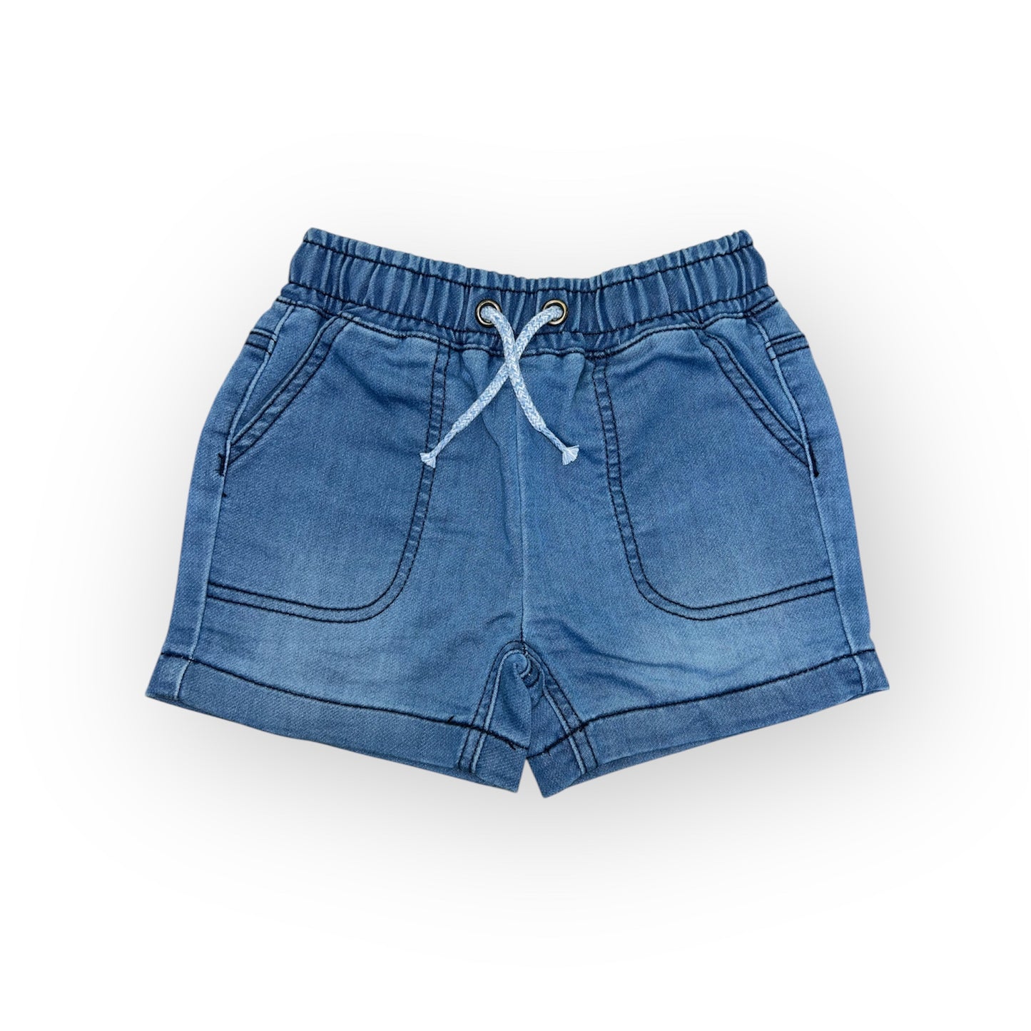 Short - Northcoast en denim bleu clair avec taille élastique et cordon, style garçon, vue de face.