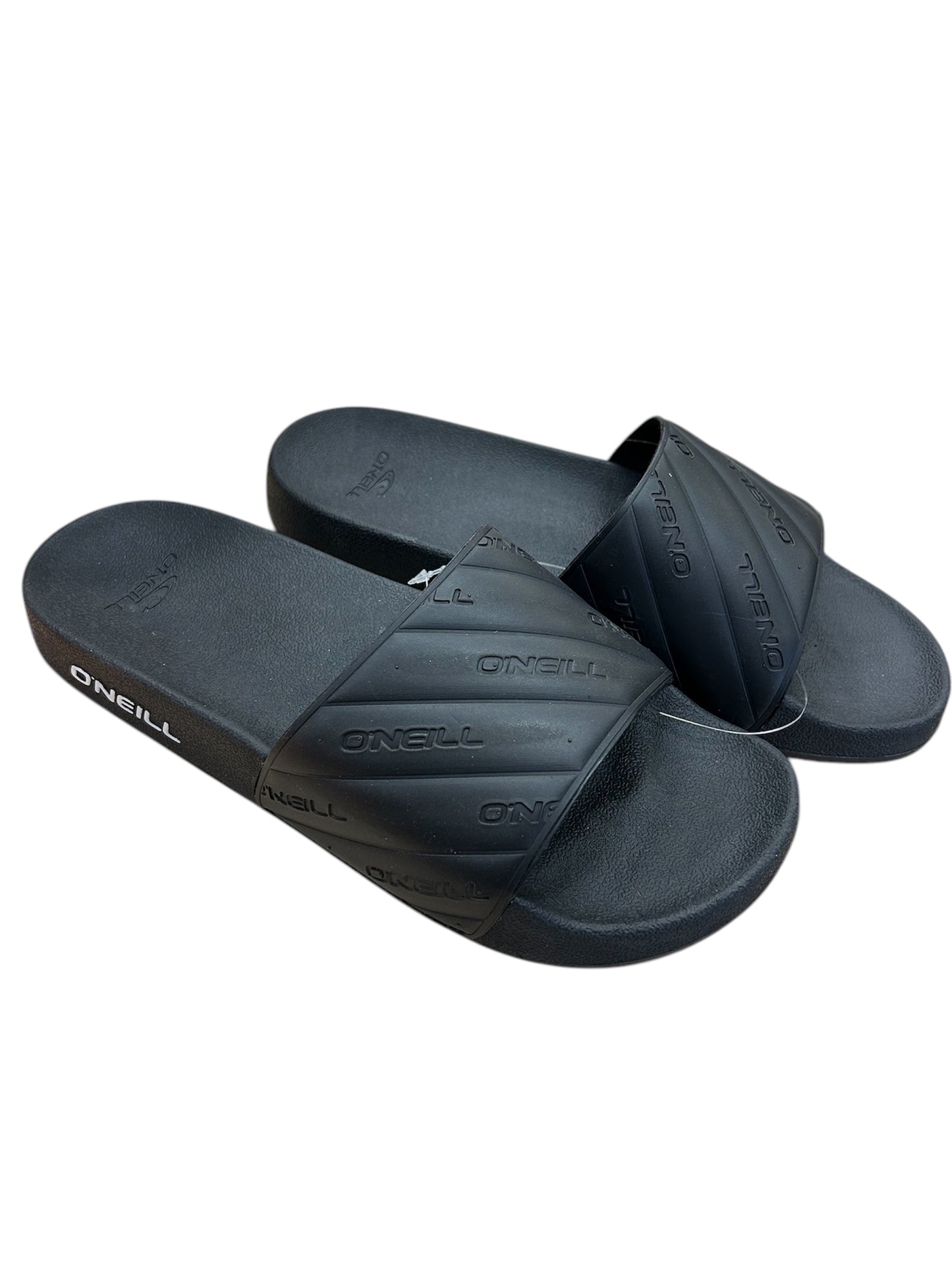 Sandales - Logo Slides O'Neill noires avec bande large embossée, semelle EVA, style gougounnes fille, vue de côté légèrement plongeante.