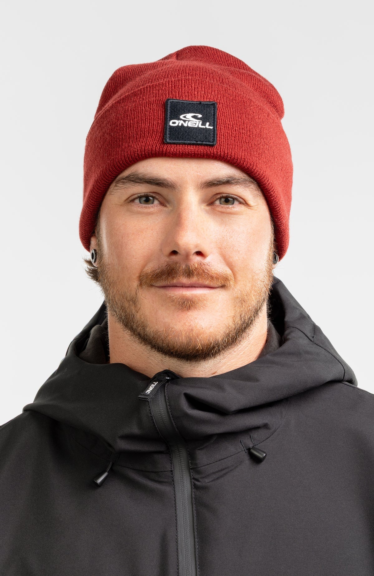 Tuque d'hiver Adulte Snow Beanie - O'Neill rouge brique en maille torsadée, porté homme, vue de face.