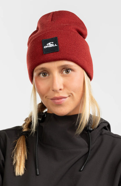 Tuque d'hiver Adulte Snow Beanie - O'Neill rouge en maille torsadée, portée par femme, vue de face.