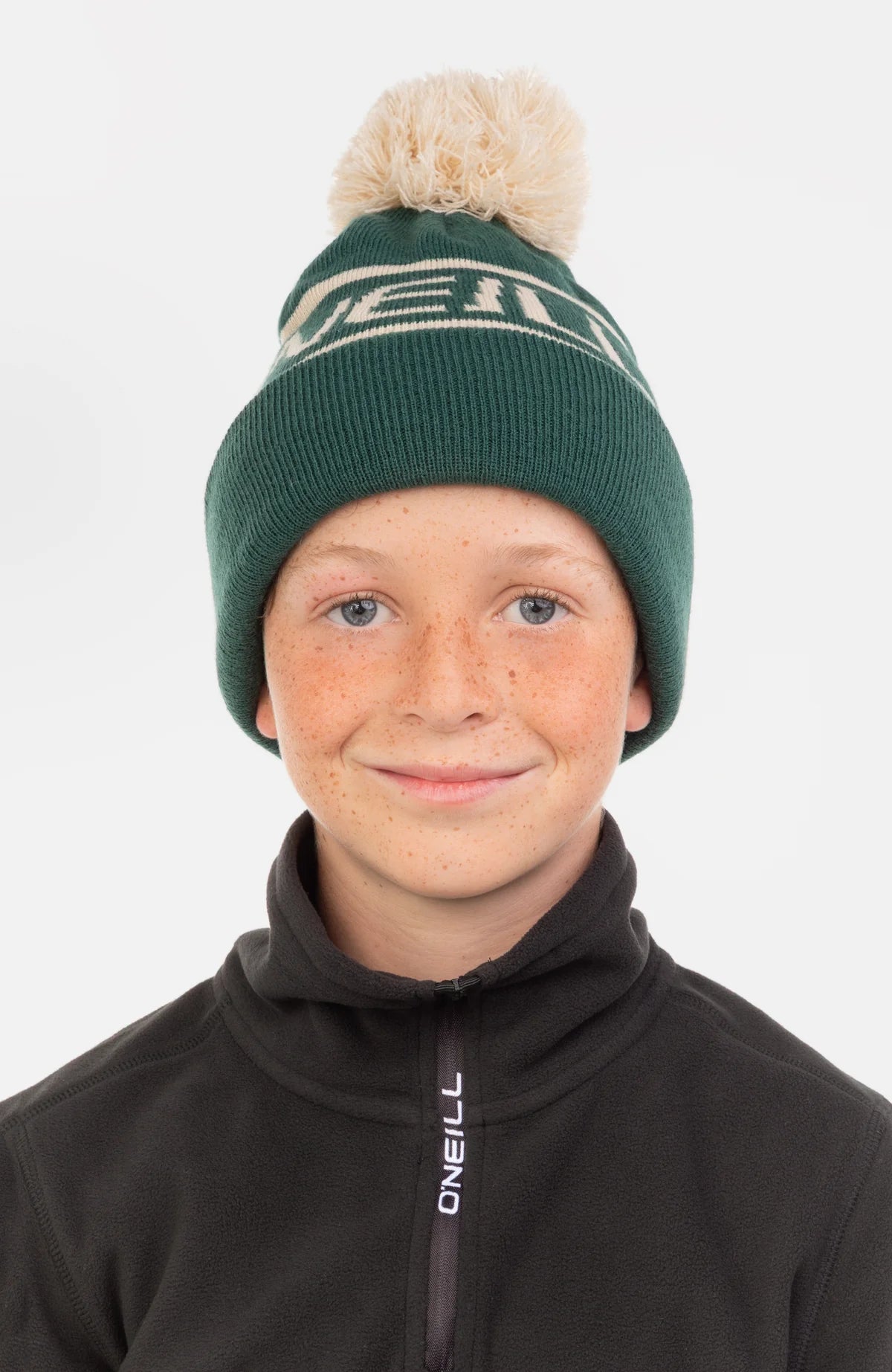 Tuque Kids Powder Beanie - O'Neill verte à pompon beige avec logo, laine double épaisseur, pour enfant, vue de face portée sur mannequin.