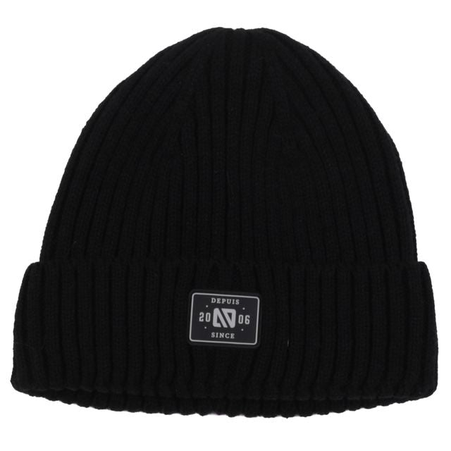 Tuque d'hiver - Nanö noire en tricot côtelé avec écusson logo sur le devant, style unisexe, vue de face.