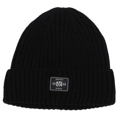 Tuque d'hiver - Nanö noire en tricot côtelé avec écusson logo sur le devant, style unisexe, vue de face.