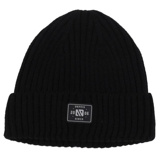 Tuque d'hiver - Nanö noire en tricot côtelé avec écusson logo sur le devant, style unisexe, vue de face.
