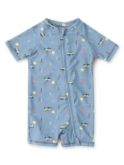 Maillot de bain - Northcoast en tissu bleu à motifs de voitures et palmiers, combishort manches courtes, pour bébé garçon, vue de face.