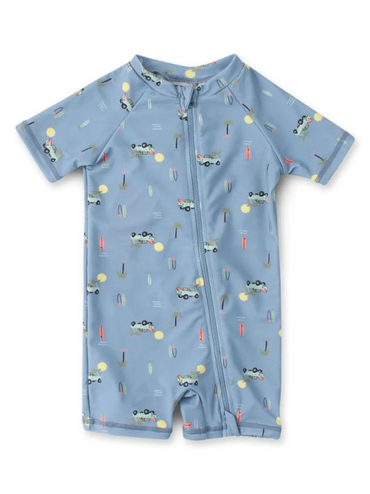 Maillot de bain - Northcoast en tissu bleu à motifs de voitures et palmiers, combishort manches courtes, pour bébé garçon, vue de face.