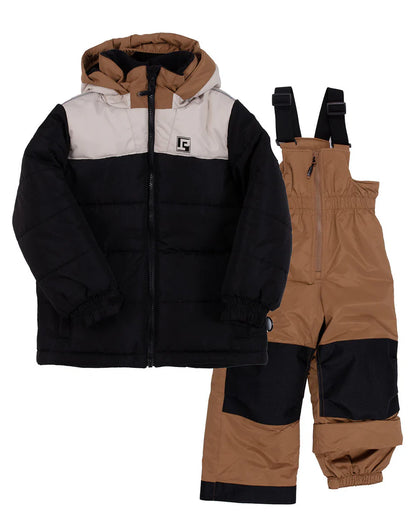 Habit de neige - Peluche & Tartine noir beige et camel en tissu isolant, ensemble garçon avec veste à capuche et pantalon à bretelles, vue de face.