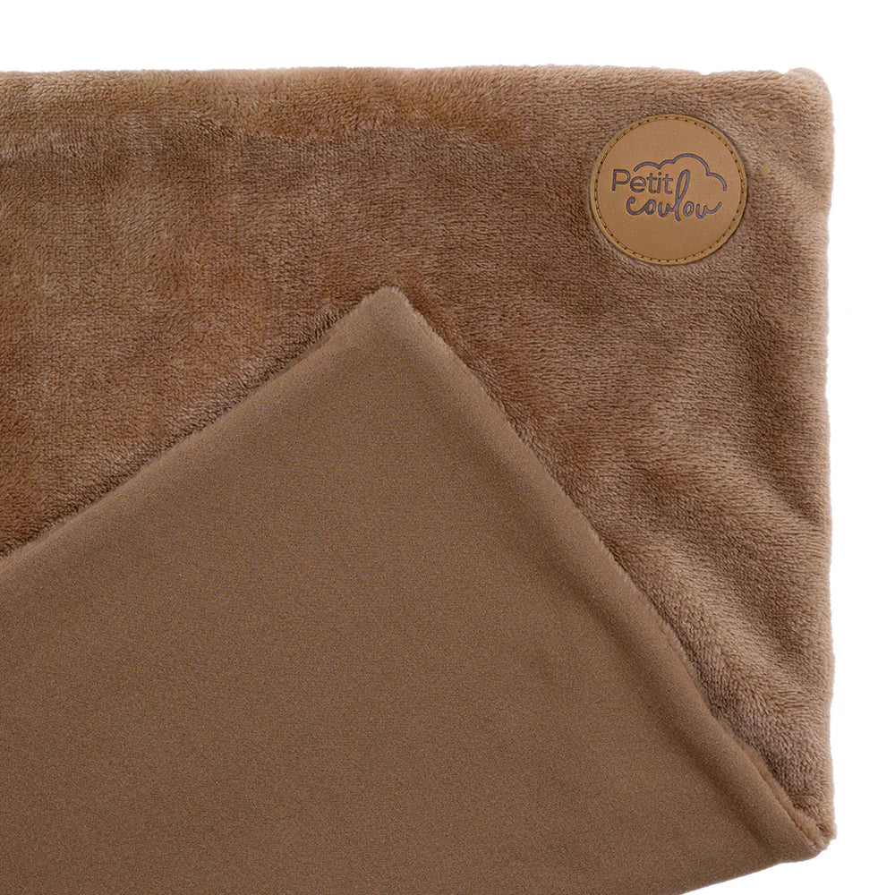 Doudou pour siège d'auto bébé en Minky - Petit Coulou marron clair en polyester et tissu doux, vue gros plan coin avec logo
