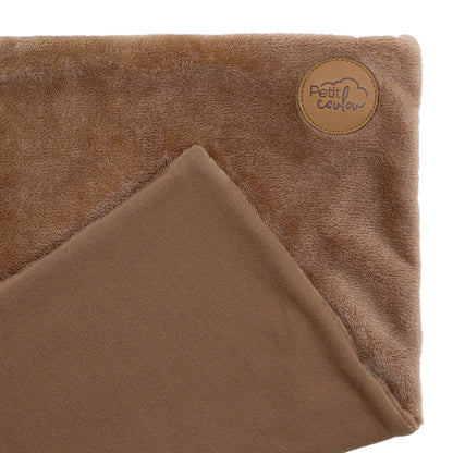 Doudou pour siège d'auto bébé en Minky - Petit Coulou marron clair en polyester et tissu doux, vue gros plan coin avec logo