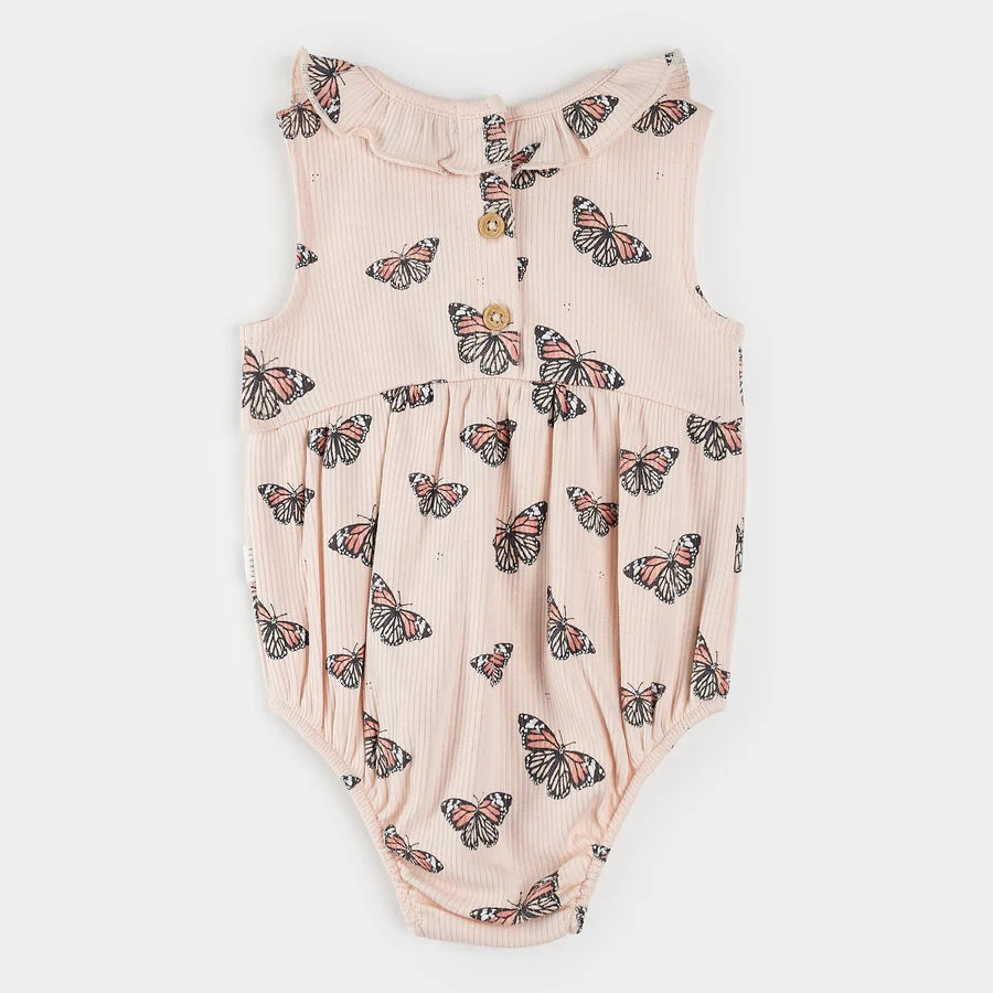 Barboteuse côtelée rose pâle à imprimé monarques - Petit Lem, coton biologique, détails froufrous, pour bébé fille, vue de face.