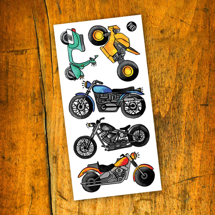 Feuille de tatouages temporaires Pico Tatoo - Amour de la moto avec motos colorées bleu, jaune, orange, vert, vue de dessus.