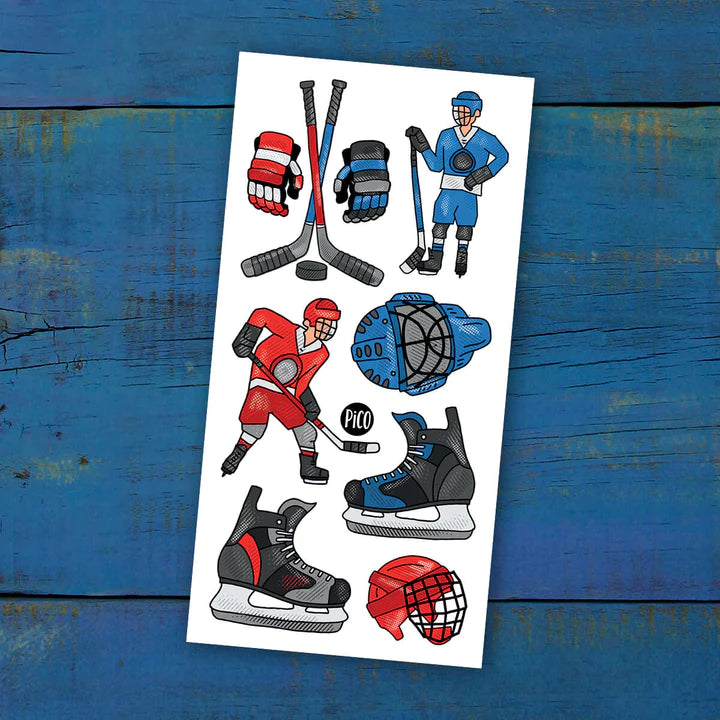 Feuille de tatouages temporaires Pico Tatoo - La folie du Hockey avec joueurs, gants, casques et patins rouges et bleus, vue de face.