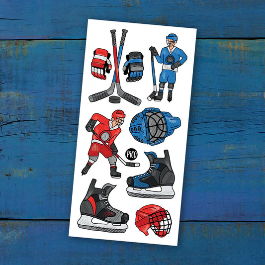 Feuille de tatouages temporaires Pico Tatoo - La folie du Hockey avec joueurs, gants, casques et patins rouges et bleus, vue de face.