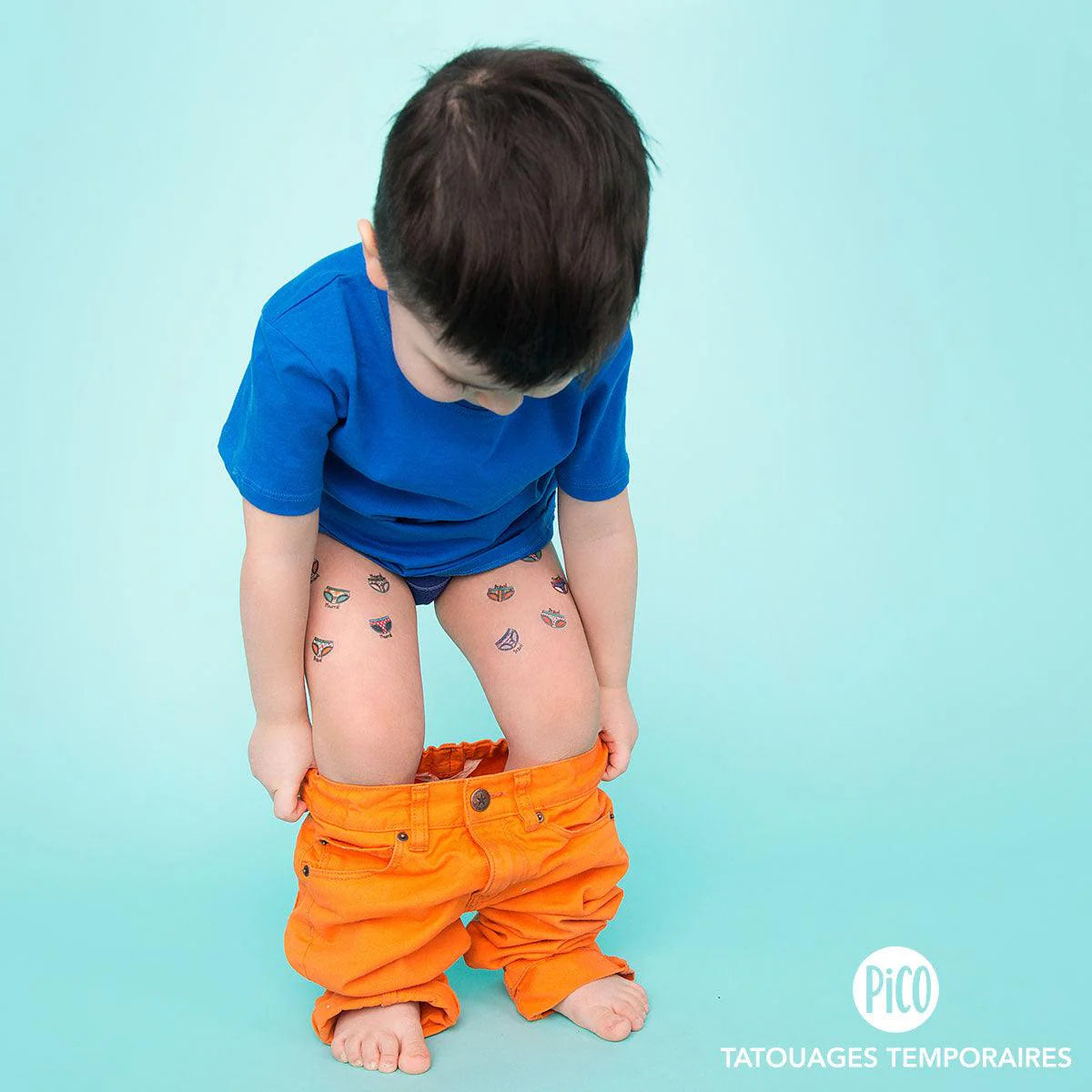 Pico Tatoo - La propreté - Les bobettes, tatouages temporaires noirs et rouges sur jambes d'enfant, vue de face debout