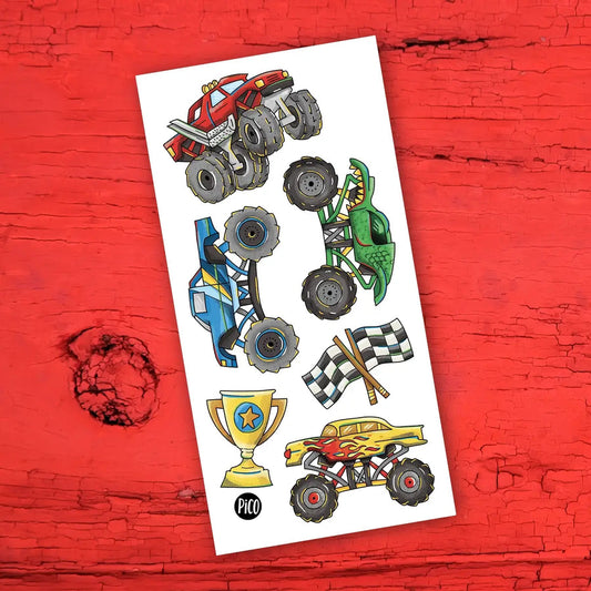 Pico Tatoo - Les camions monstres, tatouages temporaires colorés avec camions rouges, verts, bleus et jaunes, vue de dessus sur fond rouge bois
