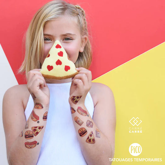 Pico Tatoo - Les gâteries salées, tatouages temporaires colorés de pizzas et hamburgers, portés par fille enfant, vue de face.