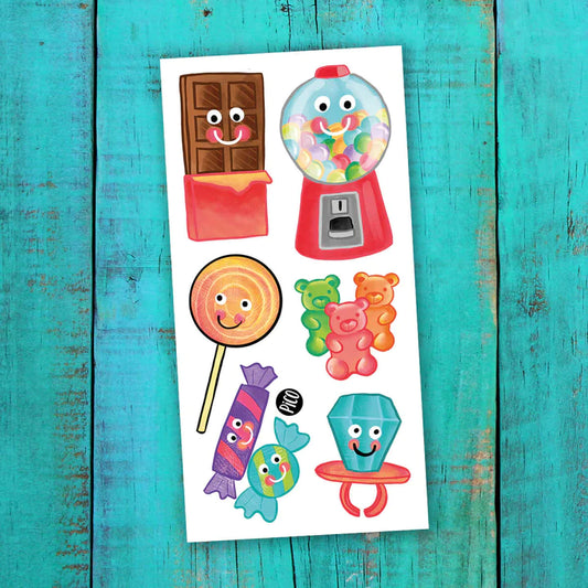 Pico Tatoo - Les sucreries en folie, tatouages temporaires colorés avec bonbons, sucette, gélifiés, vue de face sur fond turquoise bois