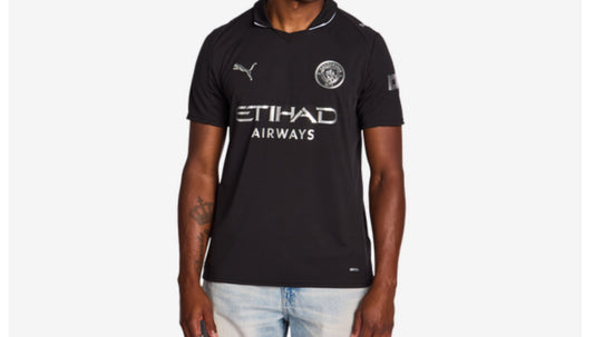 Polo Manchester - Puma noir avec logo blanc, manches courtes, tissu polyester, pour garçon, porté de face