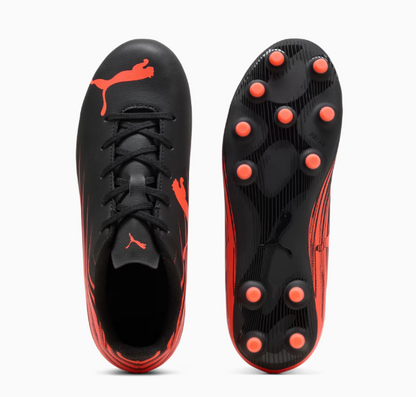 Chaussures de soccer - Puma noires et rouges en synthétique, crampons moulés, vues de dessus et dessous.