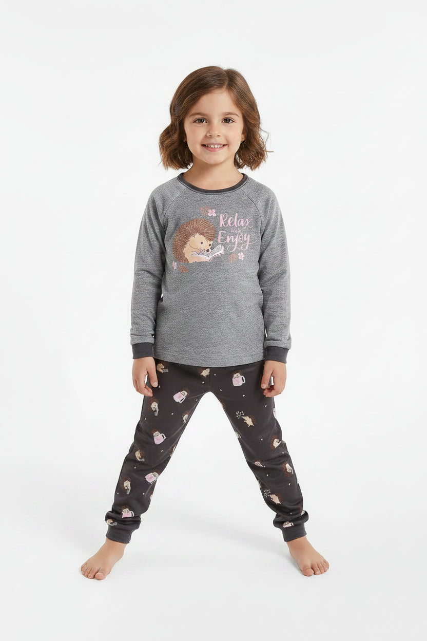 Pyjama - M.I.D gris pour fille, haut à manches longues et pantalon sombre à motifs enfantins, porté de face par une enfant