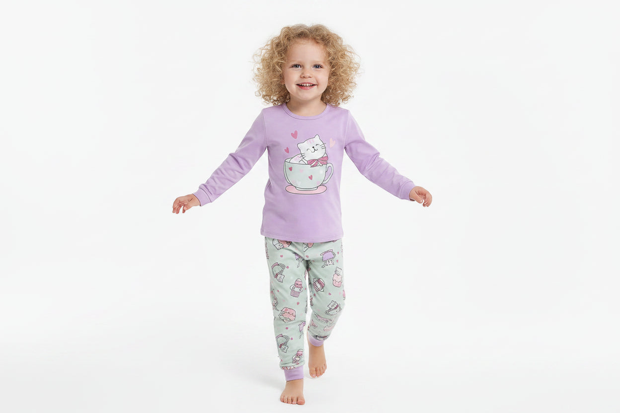 Pyjama - M.I.D violet à manches longues avec motifs et pantalon imprimé vert pâle pour fille enfant vue de face porté par mannequin