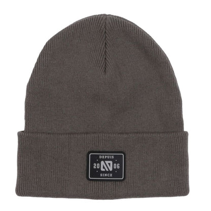 Tuque Mi-Saison - Nanö gris kaki en tricot avec un écusson noir, pour enfant, vue de face sur fond blanc.