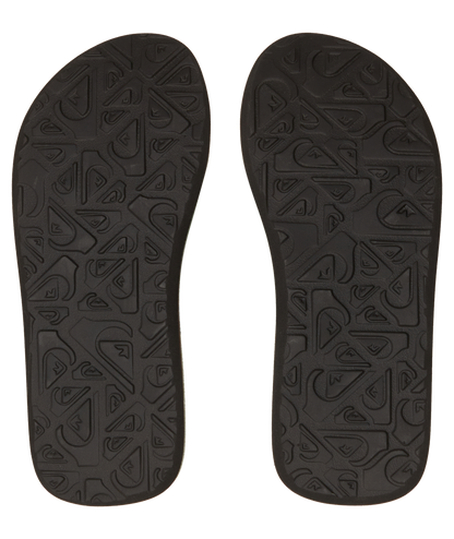 Sandales Molokai Layback II - Quiksilver semelles en caoutchouc noir avec motifs logo, vue de dessous des deux pieds.