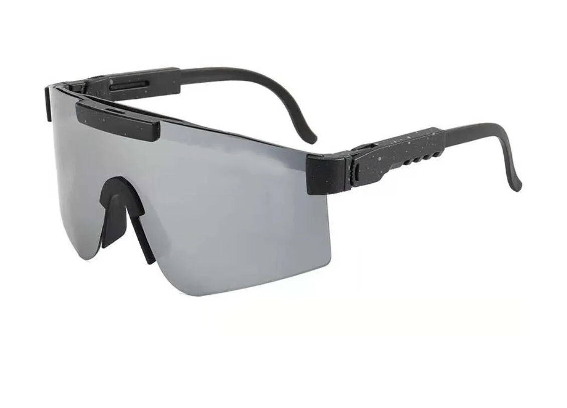 Lunettes de soleil - Kids Windshield noires et grises avec verres teintés gris, style masque, pour enfant, vue de face en légère inclinaison.