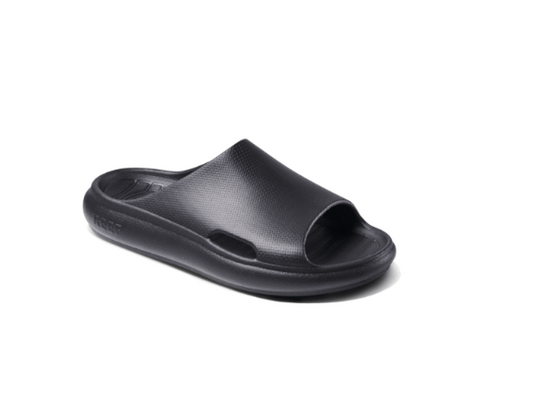 Sandales - Reef noires en matière synthétique, style mule, confort homme, vue en angle sur fond blanc.