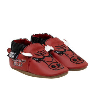 Pantoufles - Robeez rouges en cuir souple avec motif taureau et logo Chicago Bulls, pour bébé garçon, vue de trois-quarts face.