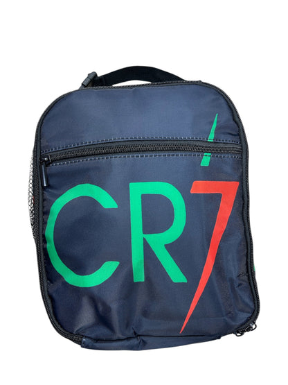 Boite à lunch - CR7 bleue marine avec logo vert et rouge, fermeture zippée, pour enfant, vue de face.