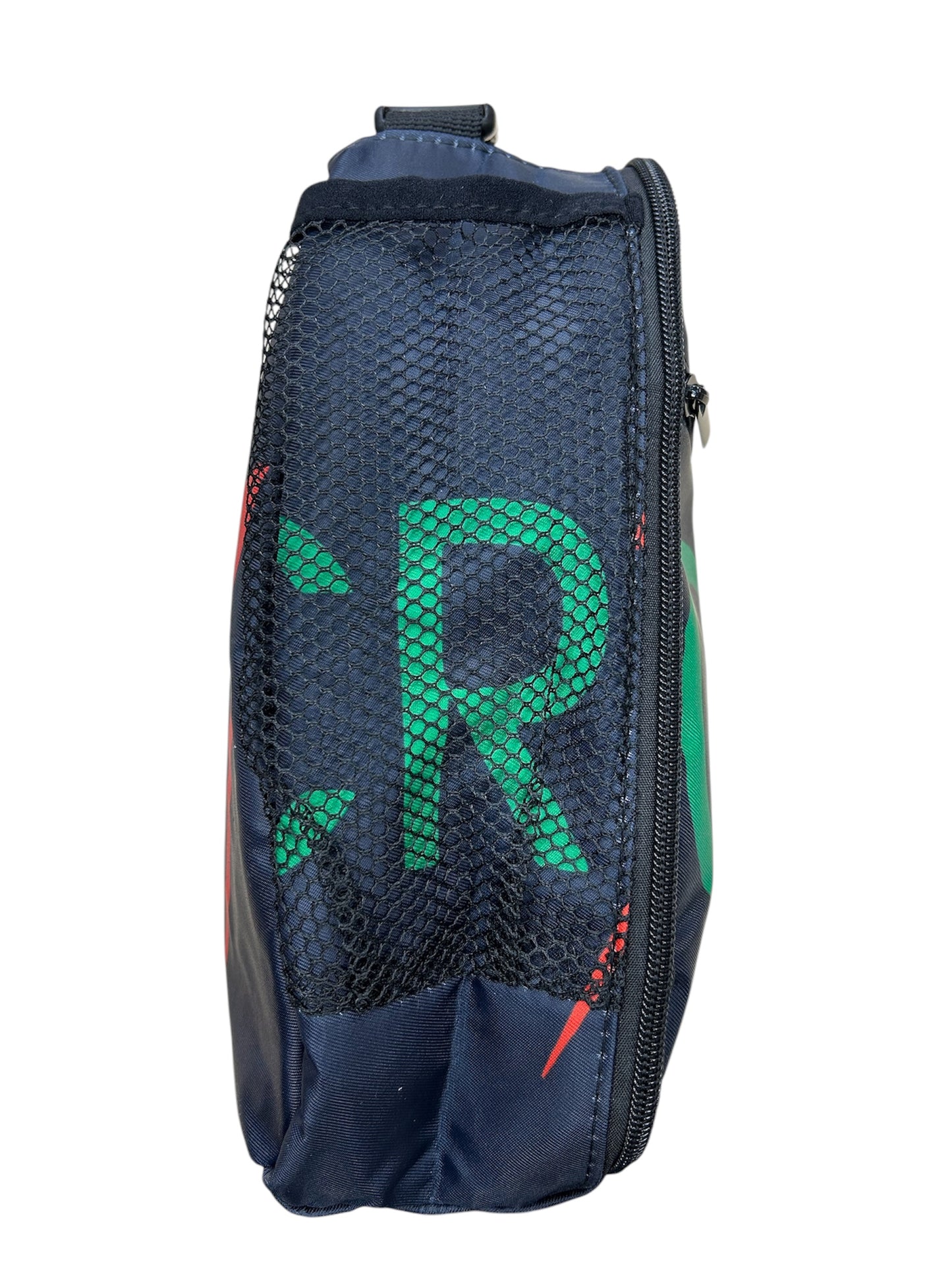 Boite à lunch - CR7 bleu marine avec motifs verts et rouges, côté en tissu mesh, vue de profil latéral