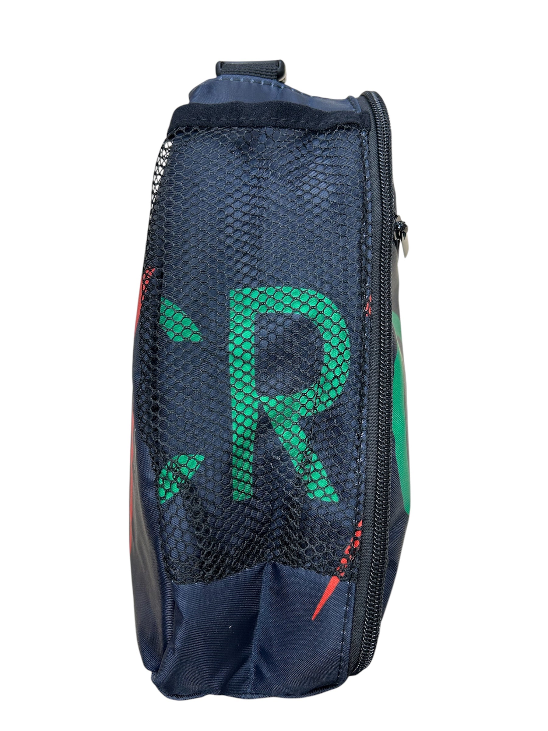 Boite à lunch - CR7 bleu marine avec motifs verts et rouges, côté en tissu mesh, vue de profil latéral