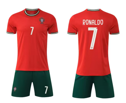 Ensemble de soccer - Ronaldo rouge et vert avec numéro 7, style sportif, tissu synthétique, vue de face et dos adulte homme.